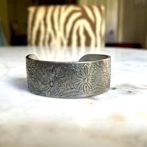 Salisbury Pewter Classic Flower of the Month Cuff Bracelet April